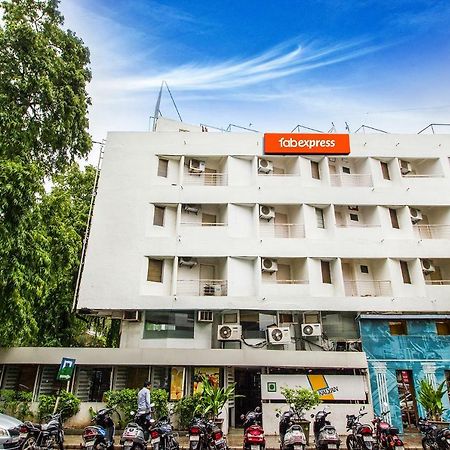 فندق Fabexpress Kalyan - Nr Dairy Dan Circle فَدودارا المظهر الخارجي الصورة